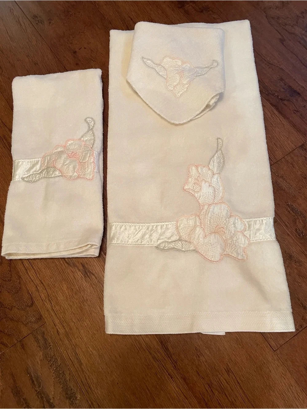 Embroidered Floral Cotton Towel Set in Soft Cream